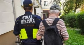 LEŻAŁ MIĘDZY POJAZDAMI. Interwencja na Mokotowie