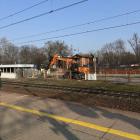 Prace przy torach kolejowych – ciężki sprzęt na terenie budowy tunelu w Rembertowie