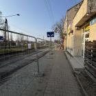 Tymczasowa organizacja ruchu w Rembertowie – ogrodzenia i zawężony chodnik w rejonie prac