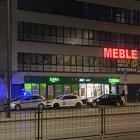 radiowóz oraz nieoznakowani policjanci 
