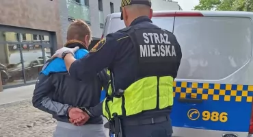 Spał na klatce schodowej i niepokoił mieszkańców