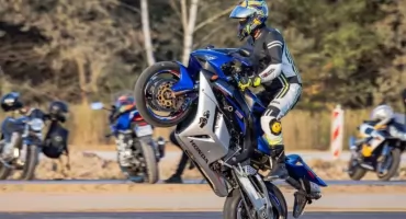 Trudna sztuka jazdy na jednym kole. Czy wheelie jest legalne?