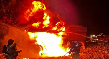 Kombajn zapalił się dwa razy. Pożar w Lesznie (ZDJĘCIA)