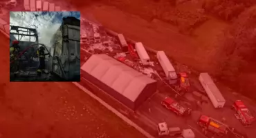 Pożar hali z ciężarówkami. Dym w Kamieńszczyźnie było widać z daleka (ZDJĘCIA)