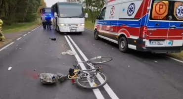 Pod autokar, którym podróżowały dzieci, wjechał rowerzysta. Poważny wypadek!
