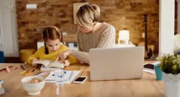 Gdy tradycyjna szkoła przeciąża, PROMITIS daje alternatywę: edukacja domowa z pełnym wsparciem terapeutycznym dla dzieci w spektrum autyzmu.