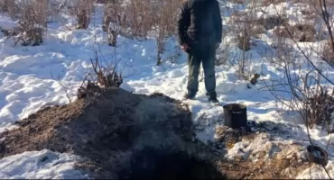 Od 15 lat mieszka w ziemiance nad Wisłą. Strażnicy nie spodziewali się tego, co usłyszeli