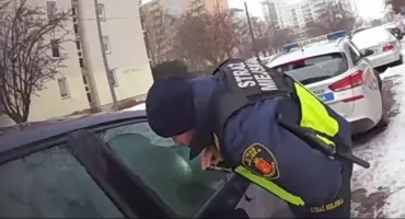 WYBILI SZYBĘ - WYCIĄGNĘLI PSA. Interwencja na Targówku