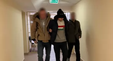 NALOT NA GARAŻOWĄ KRYJÓWKĘ. Pseudokibic zatrzymany na Ochocie!