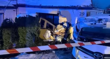 GROŹNY WYPADEK w Płocku. AUTO UDERZYŁO W DOM!