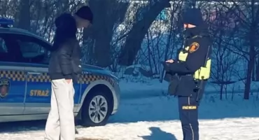 WCHODZILI NA LÓD NA RZECE. Ale to nie byli łyżwiarze - sytuacja na Pradze-Północ