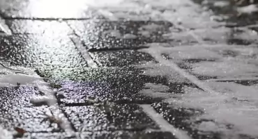 Chodniki w Warszawie wciąż pokryte lodem. Mieszkańcy nie kryją oburzenia