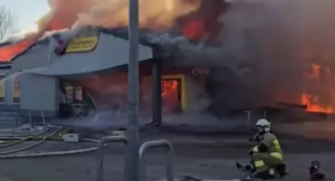 Biedronka stanęła w ogniu. POTĘŻNY pożar w Polkowicach