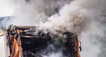 EKSPLOZJA w śmieciarce przy Lotnisku Chopina! Strażacy w akcji!