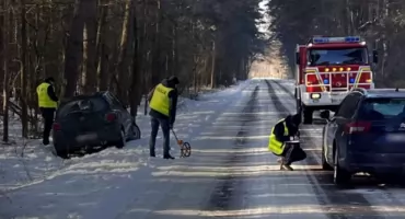 Groźny poślizg na zaśnieżonej drodze. Potrącenie w Udrzynie