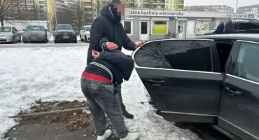 Mówił, że jej krewny POTRĄCIŁ KOBIETĘ W CIĄŻY. Oszustwo na Pradze-Południe