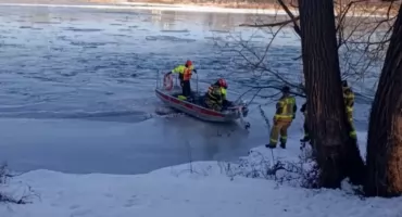 Przymarzł do lodu na Wiśle. Musieli go jakoś wykaraskać z tarapatów