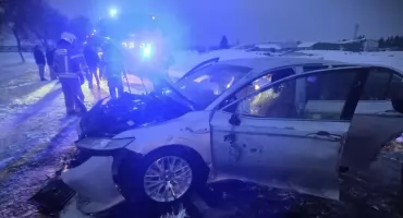 Pijany uderzył w drzewo, pomogła policjantka po służbie. To w Sikorzu