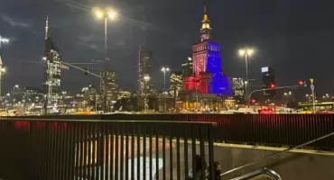 Uszkodzone dwa wagony metra w Warszawie. Sprawcy uciekli. 