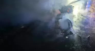 RĄBNĄŁ W DRZEWO, WYPADŁ Z BMW. Wypadek pod Warszawą