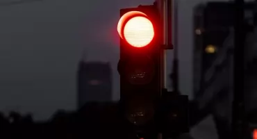 Mężczyzna spacerował po dachu JADĄCEGO autobusu!