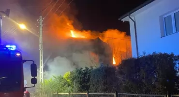POŻAR DOMU w Wawrze. Z ogniem walczyły 22 zastępy!