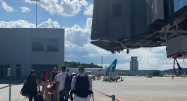 UDERZYŁ JEDNEGO Z CZŁONKÓW PERSONELU, OTWORZYŁ DRZWI SAMOLOTU I ZJECHAŁ PO TRAPIE EWAKUACYJNEJ. 