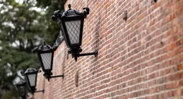 Historyczny blask w nowoczesnym wydaniu. Nowe latarnie na warszawskich ulicach.