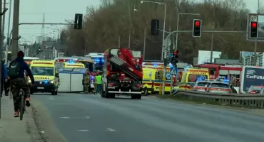 UWAGA, WYPADEK w Markach! Autobus na boku po zderzeniu. Są ranni