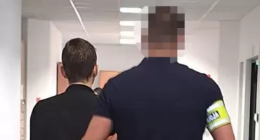 POTWORNY ATAK na Żoliborzu. 19-LATEK RZUCIŁ SIĘ Z MŁOTKIEM