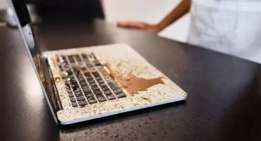 Zalany Macbook nie reaguje? Co robić krok po kroku
