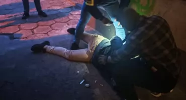 DORWALI GO W BRAMIE KAMIENICY. Akcja na Pradze-Południe! (ZDJĘCIA)