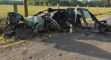 Z AUTA ZOSTAŁA TYLKO KRWAWA MIAZGA. Wypadek pod Warszawą!