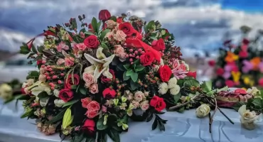 Kwiaty na uroczystość pogrzebową – czym się kierować podczas wybierania?
