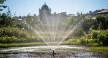 Fala upałów PRZEŚLADUJE, ale Warszawa jest gotowa. Gdzie kurtyny wodne?