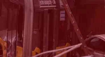 DANTEJSKIE SCENY NA OCHOCIE! Autobus taranował wszystko na swojej drodze