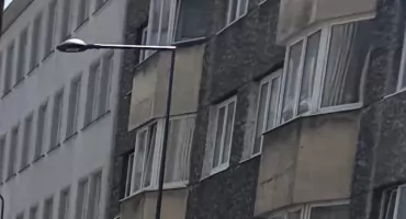 Wtargnął do mieszkania i ugryzł seniorkę! Finał na 7. piętrze okazał się tragiczny