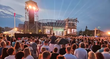 Rozśpiewany tłum na Placu Piłsudskiego. Tak wyglądał koncert Warszawiacy śpiewają (nie)zakazane piosenki