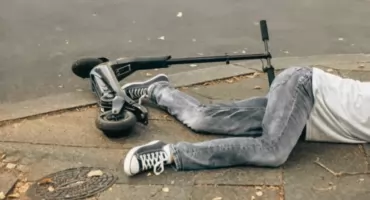 Budy Zaklasztorne: 12-LATEK NA HULAJNODZE kontra SAMOCHÓD. Wypadek 