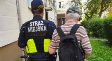 LEŻAŁ MIĘDZY POJAZDAMI. Interwencja na Mokotowie