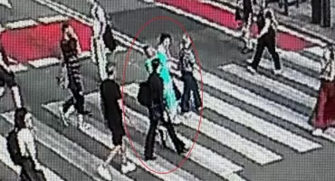 BRUTALNY ATAK NA PRZEJŚCIU DLA PIESZYCH w Warszawie!!!