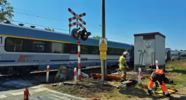 Katastrofa na przejeździe pod Przysuchą! Pociąg IC wbił się w betoniarkę, są dziesiątki rannych!