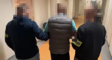 NAPAD w Warszawie. ZAMASKOWANI sprawcy SFORSOWALI witrynę!