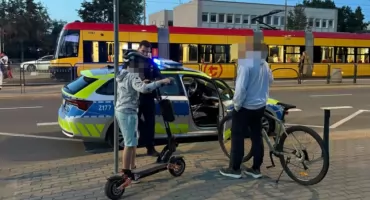 Policjanci z KRP na Pradze-Południe sprawdzają użytkowników hulajnóg